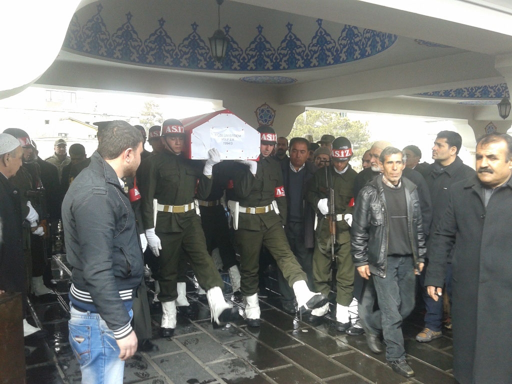 Kütahya’da ölü bulunan asker Tatvan’da defnedildi Kütahya’da ölü bulunan asker Tatvan’da defnedildi